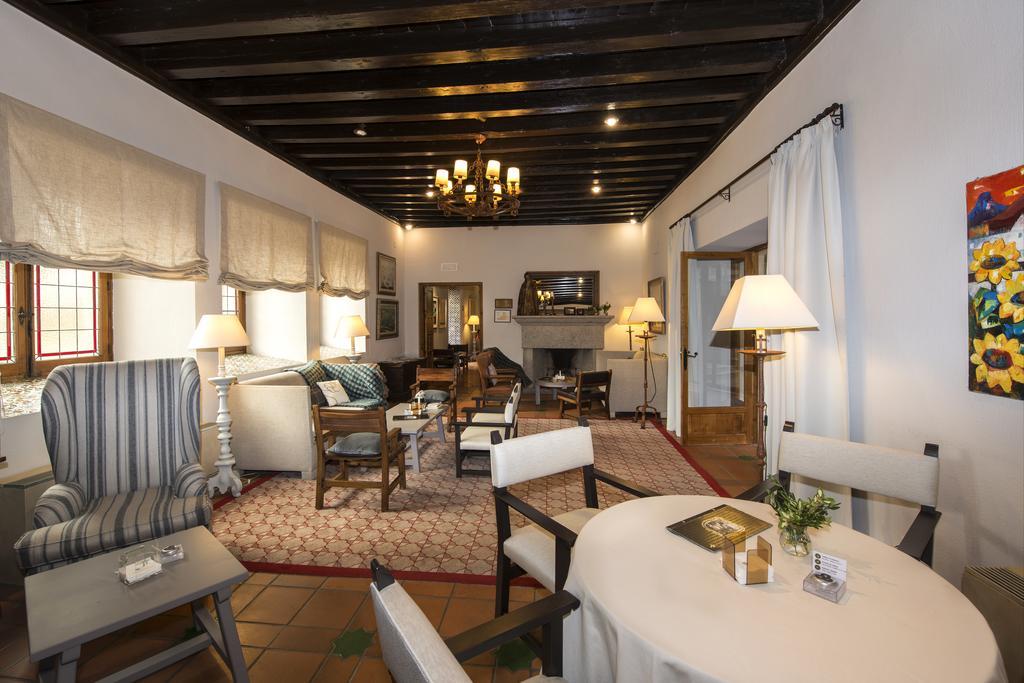 Parador De Ávila Luaran gambar